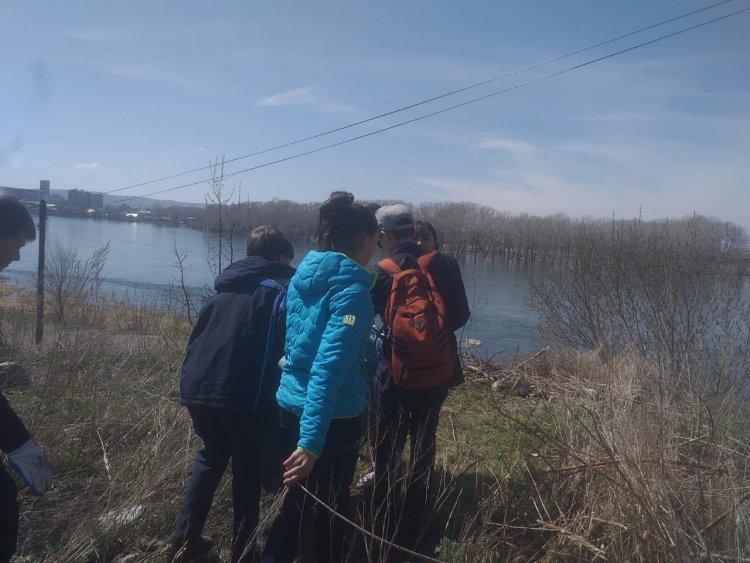 24.04.2019. Экологический десант - очистка берега реки Иртыш - 8 а класс