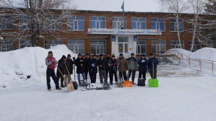 Родители помогли очистить территорию от снега