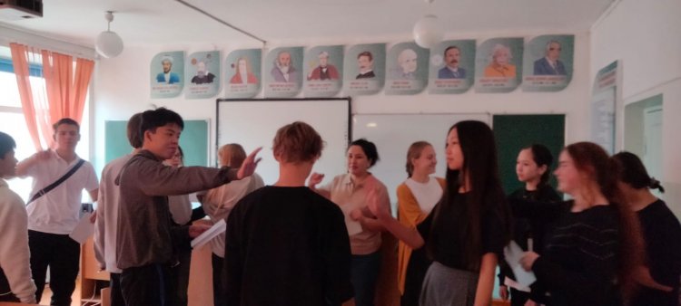 Қараша айының 28 жұлдызында 8-9 сынып оқушыларымен  «Мен өмірді сүйемін!»